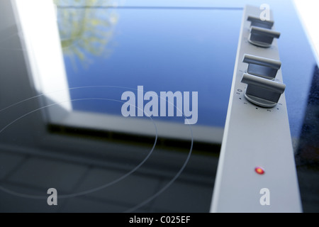 Piano cottura in vetroceramica cucina stufa moderna prospettiva di dettaglio blue sky riflessione Foto Stock