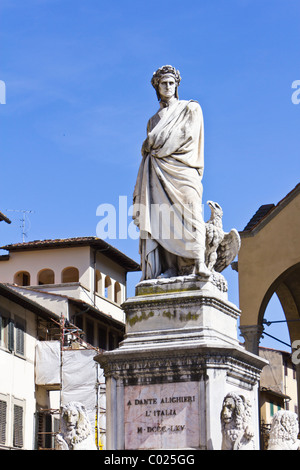 Statua duranti degli Alighieri, solitamente indicato come Dante, nella Piazza di Santa Croce a Firenze Foto Stock