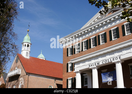 Home chiesa di Moravian e sala principale a Salem College, nello storico villaggio di Vecchia Salem, Winston-Salem, North Carolina, STATI UNITI D'AMERICA Foto Stock