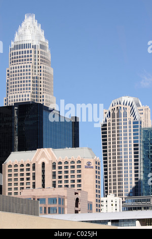 Bank of America la sede aziendale (incoronato con aste in alluminio), e Hearst Tower; Charlotte, North Carolina, STATI UNITI D'AMERICA Foto Stock