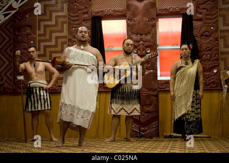 Concerto all'interno Rotowhio Marae, Te Puia, Nuova Zelanda Foto Stock