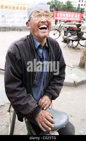 Ridendo street fornitore su un mercato di guyuan,ningxia,Cina Foto Stock