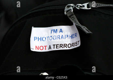 Una massa foto è stata organizzata con più di 300 fotografi si sono riuniti di fronte a New Scotland Yard Foto Stock