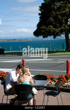 Il perfettamente curati e visitatore accogliente città di Taupo adagiata sulle rive del volcanically formata Lago Taupo, Nuova Zelanda. Foto Stock