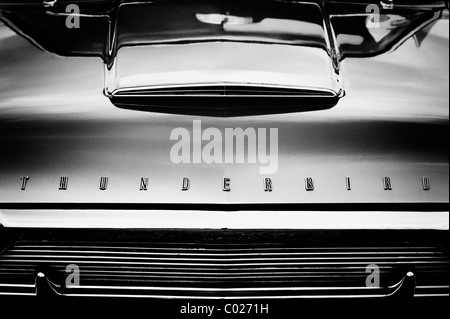 Ford Thunderbird front end. Classic American T Bird. Monocromatico Foto Stock