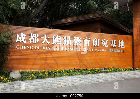 Segno di ingresso presso il rinomato in tutto il mondo di Cheng Du Base di ricerca di Pandu gigante centro di allevamento a Chengdu Cina Foto Stock