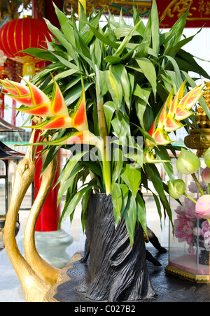 Intricato decorazioni di fiori in un tempio buddista Foto Stock