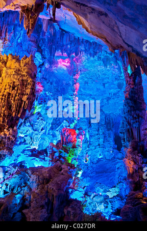 Il splendidamente illuminato Reed Flute Grotte Foto Stock