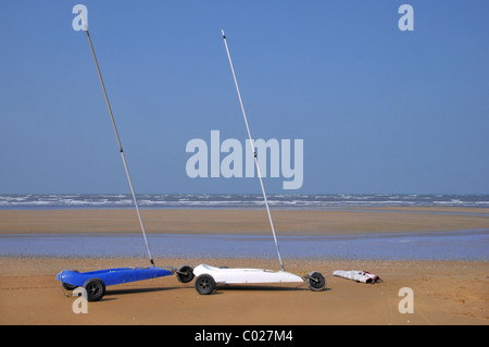 Due terreni vela sulla spiaggia di Ouistreham nel dipartimento del Calvados nella regione Basse-Normandie della Francia Foto Stock