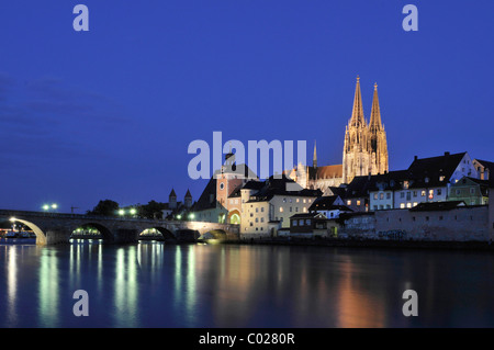 Vista sul Danubio Steinere Bruecke ponte, gate, Regensburg Cattedrale di San Pietro, centro storico Foto Stock