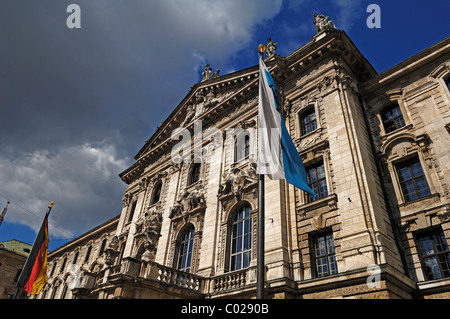 La facciata principale del palazzo di giustizia con bandiera tedesca, Prielmayerstrasse 7, Monaco di Baviera, Germania, Europa Foto Stock