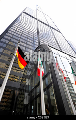 Il tedesco bandiera nazionale di fronte al Willis Tower, precedentemente denominato Sears Tower e rinominata in 2009, Chicago, Illinois Foto Stock