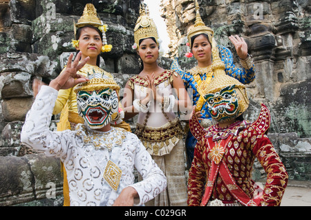 Apsara ballerini presso il tempio Bayon, i templi di Angkor, Siem Reap, Cambogia, Indocina, sud-est asiatico Foto Stock