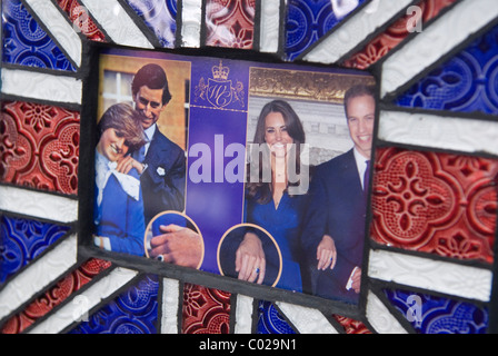 Il principe William e Kate Middleton Royal Wedding souvenir il principe Carlo e la principessa Diana. Mostrando le loro fedi nuziali. Vetrina del negozio di articoli da regalo di Londra. HOMER SYKES anni '2011 2010 Foto Stock