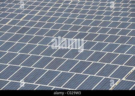 Spazio aperto impianti fotovoltaici, attualmente il più grande sito nella Renania settentrionale-Vestfalia, copre un area di 80.000 metri quadrati Foto Stock