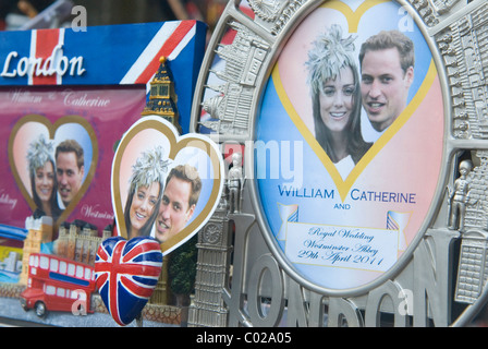 Il principe William e Kate Middleton Royal Wedding memorabilia. Londra vetrina. 2011 HOMER SYKES Foto Stock