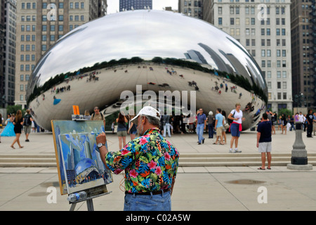 Artista dipinto su un cavalletto di fronte al Cloud Gate, scultura, soprannominato il fagiolo, creato da Anish Kapoor, AT & T Plaza Foto Stock