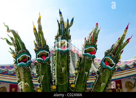 Intricato decorazioni di fiori in un tempio buddista Foto Stock