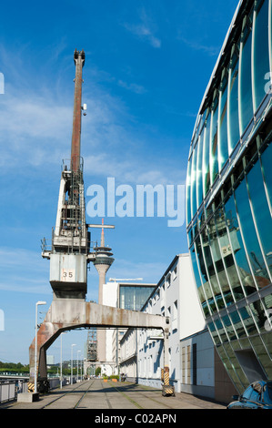 Molo Vecchio porto con gru in Dusseldorf Medienhafen, Media Harbour, Dusseldorf, Renania settentrionale-Vestfalia, Germania, Europa Foto Stock