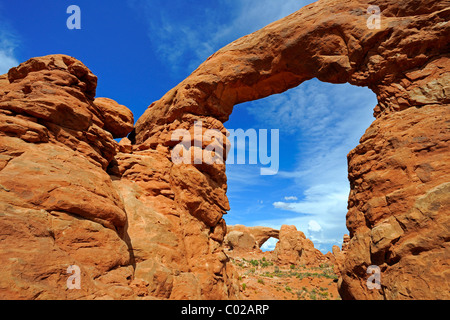 Guardando attraverso la torretta 'ARCH', "Sud finestra' sul retro, Arches National Park, Utah, Stati Uniti d'America Foto Stock