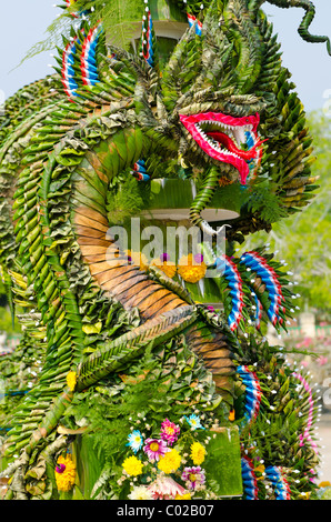 Intricato decorazioni di fiori in un tempio buddista Foto Stock