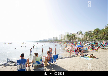 La gente sulla spiaggia a Marbella, Costa del Sol, Andalusia, Spagna, Europa Foto Stock