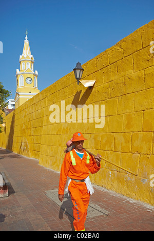 Uomo in arancione hat da parete gialla, Cartagena Foto Stock