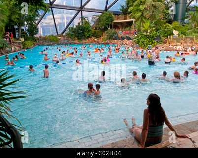 Persone nuotare nella grande piscina a forma di cupola a Center Parcs Foresta di Sherwood nei pressi di Rufford NOTTINGHAMSHIRE REGNO UNITO Inghilterra aperto nel 1987 Foto Stock