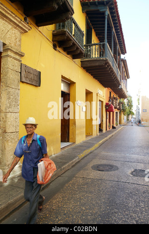 Il vecchio uomo che cammina verso il basso street old town Cartagena Foto Stock