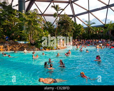 Persone nuotare nella grande piscina a forma di cupola a Center Parcs Foresta di Sherwood nei pressi di Rufford NOTTINGHAMSHIRE REGNO UNITO Inghilterra aperto nel 1987 Foto Stock