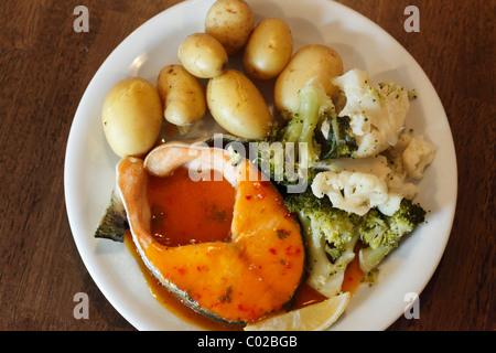 Salmone bollito con patate e verdura, nella contea di Galway, Repubblica di Irlanda, Europa Foto Stock