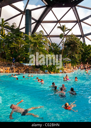 Persone nuotare nella grande piscina a forma di cupola a Center Parcs Foresta di Sherwood nei pressi di Rufford NOTTINGHAMSHIRE REGNO UNITO Inghilterra aperto nel 1987 Foto Stock