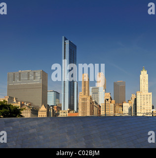 Vista dal ponte di BP ponte pedonale a Legacy al Millennium Park Edificio, Pittsfield Building e Mid-Continental Plaza Foto Stock