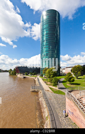 Vista sul Fiume Main sul Westhafentower dell'OFA con la costruzione di ponti e Westhafen Haus edificio, architetti Foto Stock