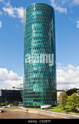 Vista sul Fiume Main sul Westhafentower dell'OFA con la costruzione di ponti e Westhafen Haus edificio, architetti Foto Stock