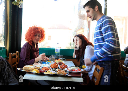 Europa Grecia Atene plaka un vassoio di greco mezedes presso la taverna sholarhio Foto Stock