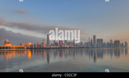 John G. Shedd Aquarium e Ocean Aquarium di sunrise, il lago Michigan, Willis Tower, precedentemente denominato Sears Tower, 311 South Wacker Foto Stock