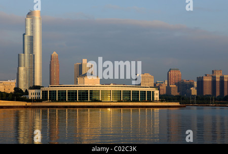 John G. Shedd Aquarium e Ocean Aquarium di sunrise, il lago Michigan, Central Park - Un museo Park, il lago Michigan, grattacieli Foto Stock