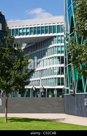 Edifici per uffici a fianco di Westhafen Tower, progettato dagli architetti Schneider + Schumacher e OFA Sviluppo progetto GmbH, Foto Stock