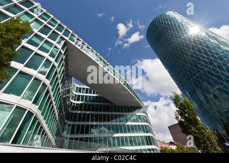 Edifici per uffici a fianco di Westhafen Tower, progettato dagli architetti Schneider + Schumacher e OFA Sviluppo progetto GmbH, Foto Stock