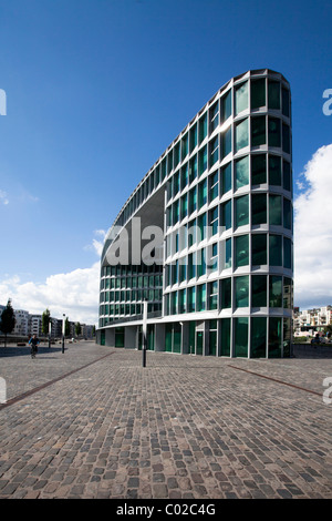 Edifici per uffici a fianco di Westhafen Tower, progettato dagli architetti Schneider + Schumacher e OFA Sviluppo progetto GmbH, Foto Stock