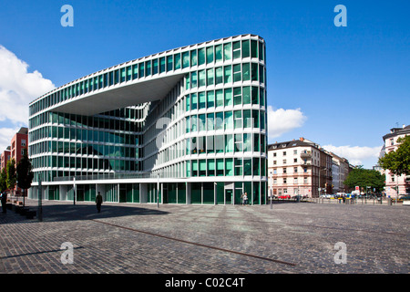 Edifici per uffici a fianco di Westhafen Tower, progettato dagli architetti Schneider + Schumacher e OFA Sviluppo progetto GmbH, Foto Stock