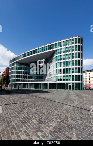 Edifici per uffici a fianco di Westhafen Tower, progettato dagli architetti Schneider + Schumacher e OFA Sviluppo progetto GmbH, Foto Stock