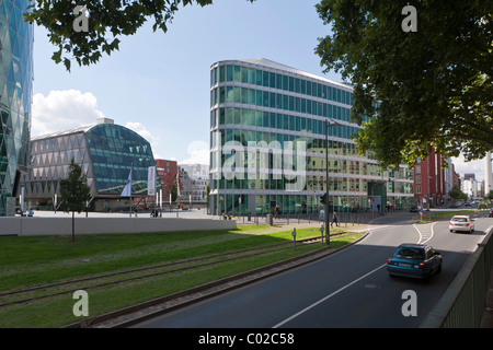 Edifici per uffici a fianco di Westhafen Tower, progettato dagli architetti Schneider + Schumacher e OFA Sviluppo progetto GmbH, Foto Stock