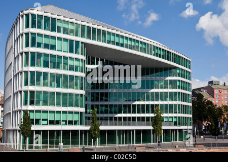 Edifici per uffici a fianco di Westhafen Tower, progettato dagli architetti Schneider + Schumacher e OFA Sviluppo progetto GmbH, Foto Stock