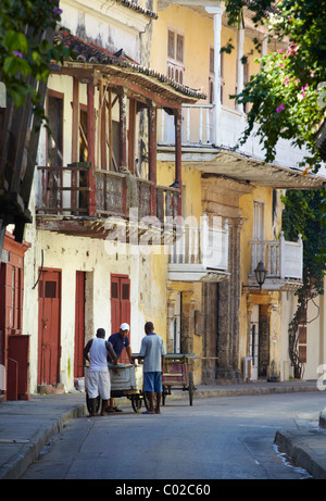 Strada stretta scena, Old Town Cartagena, Colombia Foto Stock