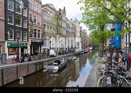 Barche lungo Oudezijds Achterburgwal canal, Amsterdam, Olanda, Paesi Bassi, Europa Foto Stock