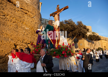 Statue che rappresentano le diverse fasi di stazioni della Via Crucis sono sfilavano attraverso diverse città Maltese il Venerdì Santo. Foto Stock