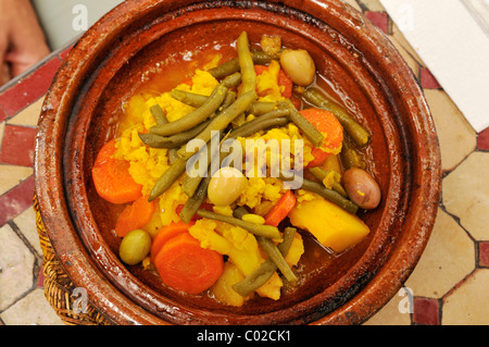 Tajine tradizionale o tagine di piatto con verdure e olive, Marocco, Africa del Nord Foto Stock