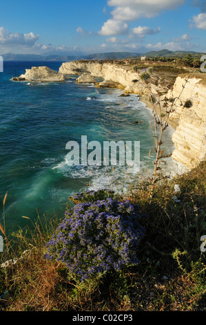 Scogliere calcaree e costa mediterranea vicino a Burj Islam, Lattakia, Siria, Medio Oriente e Asia Orientale Foto Stock